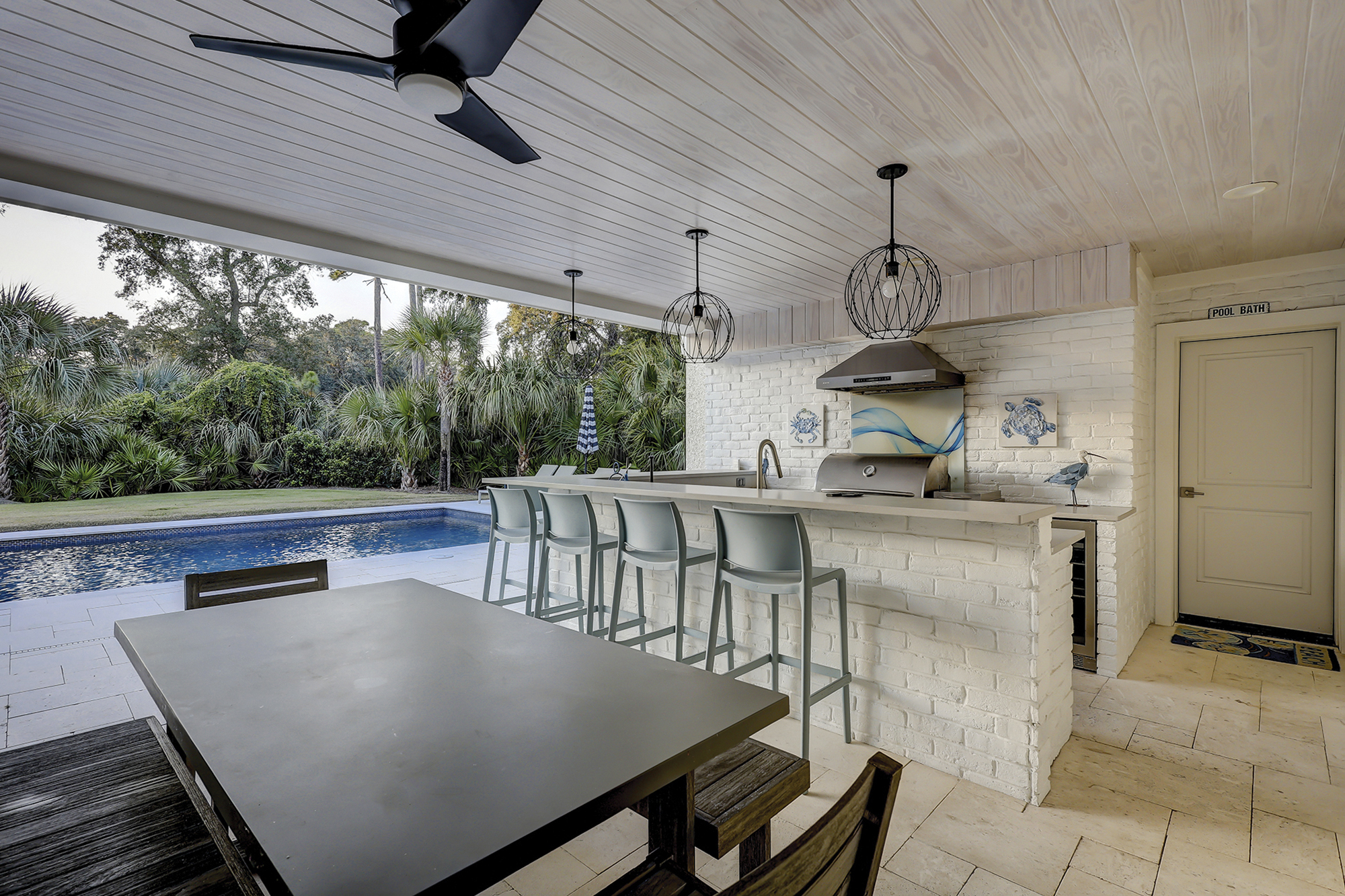 Outdoor Dining Area & Kitchen