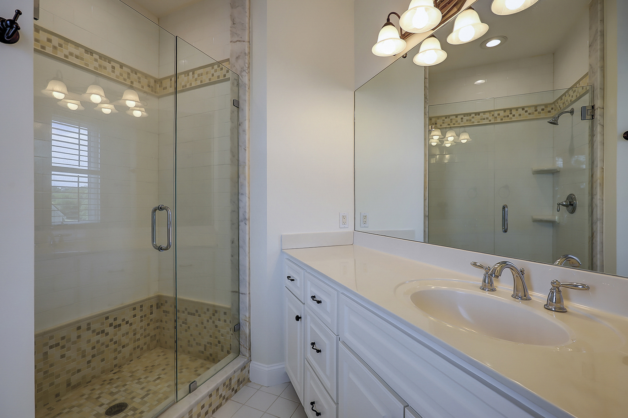 Queen Suite Full Bathroom