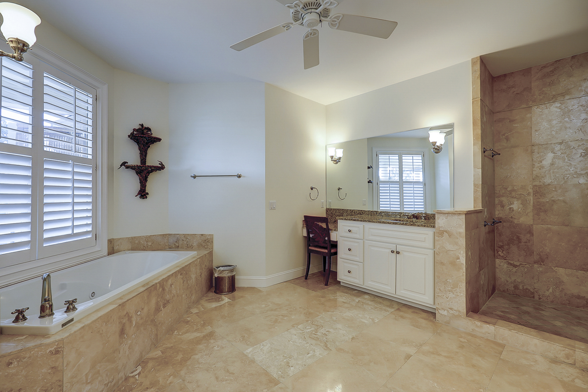 King Suite Full Bathroom
