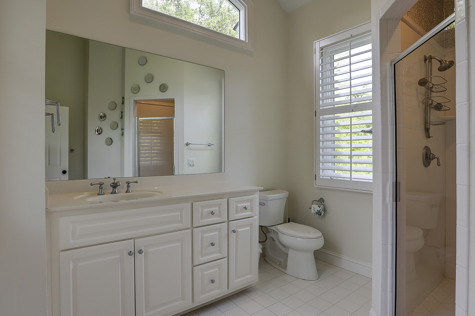 Queen Suite Full Bathroom