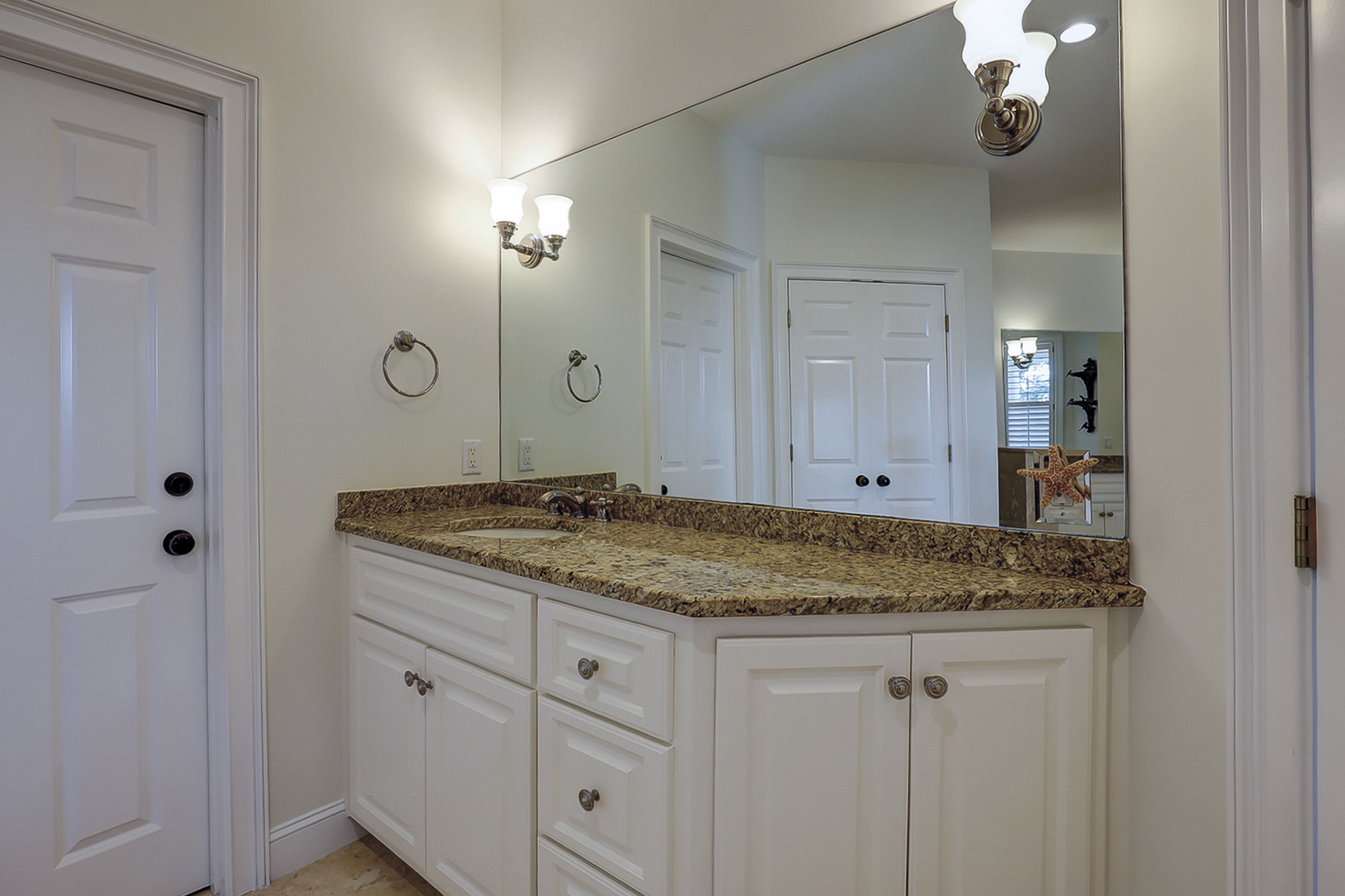 King Suite Full Bathroom