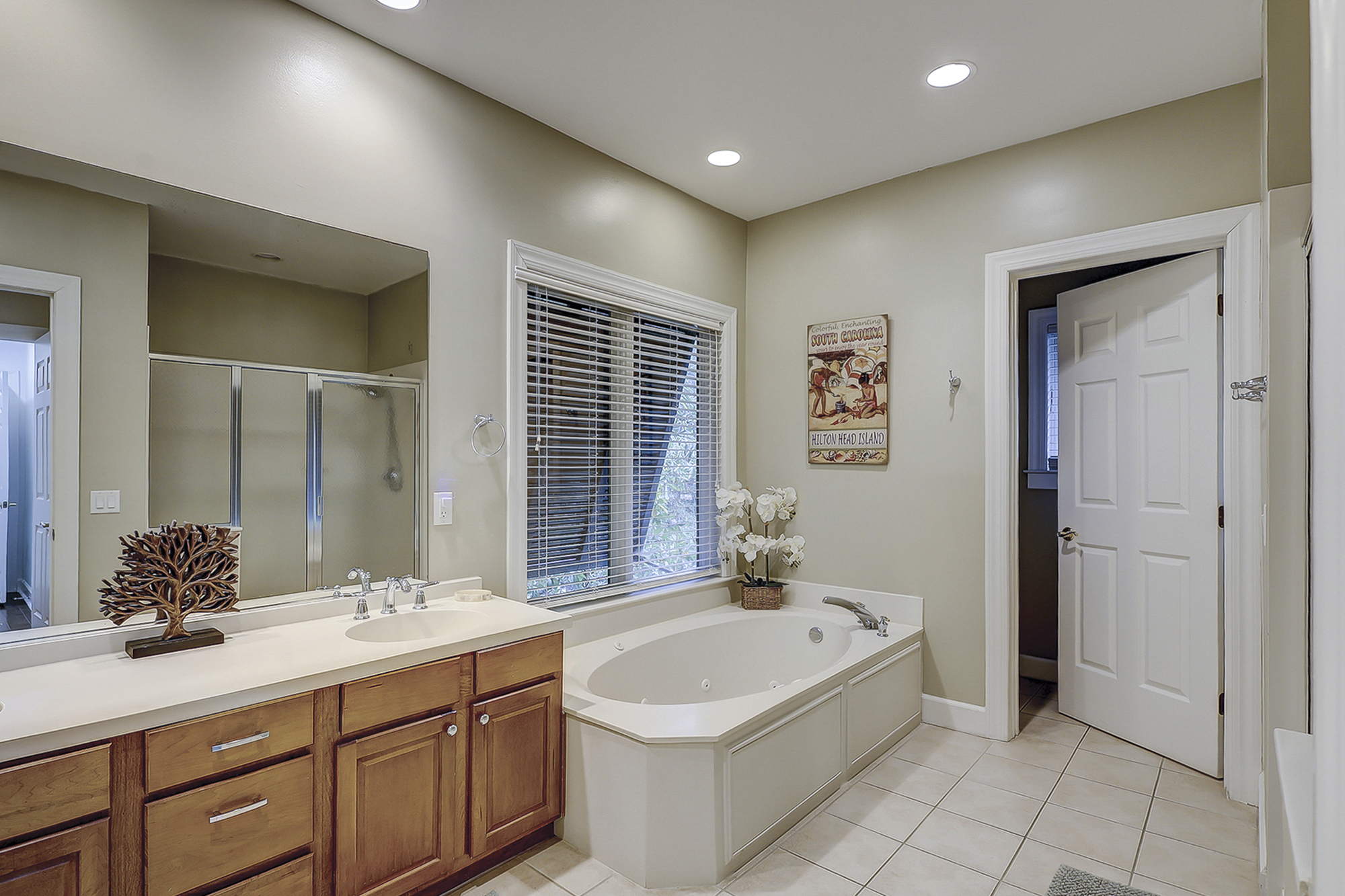 King Suite Full Bathroom