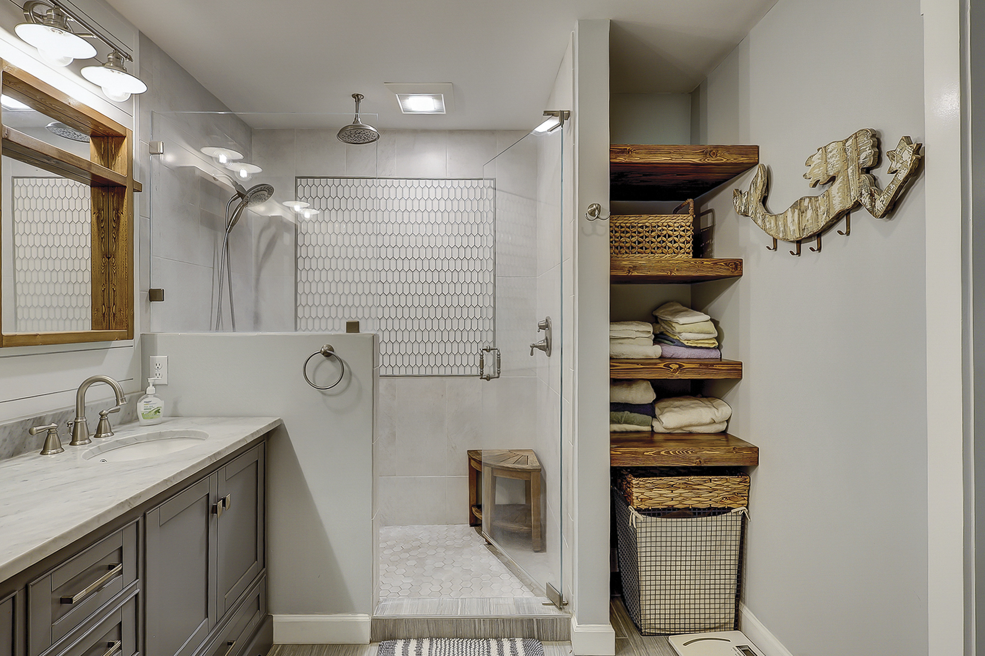 King Suite Full Bathroom