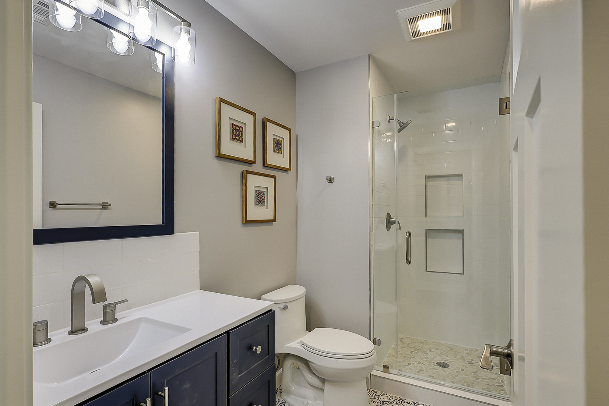  Hall full bathroom near kitchen