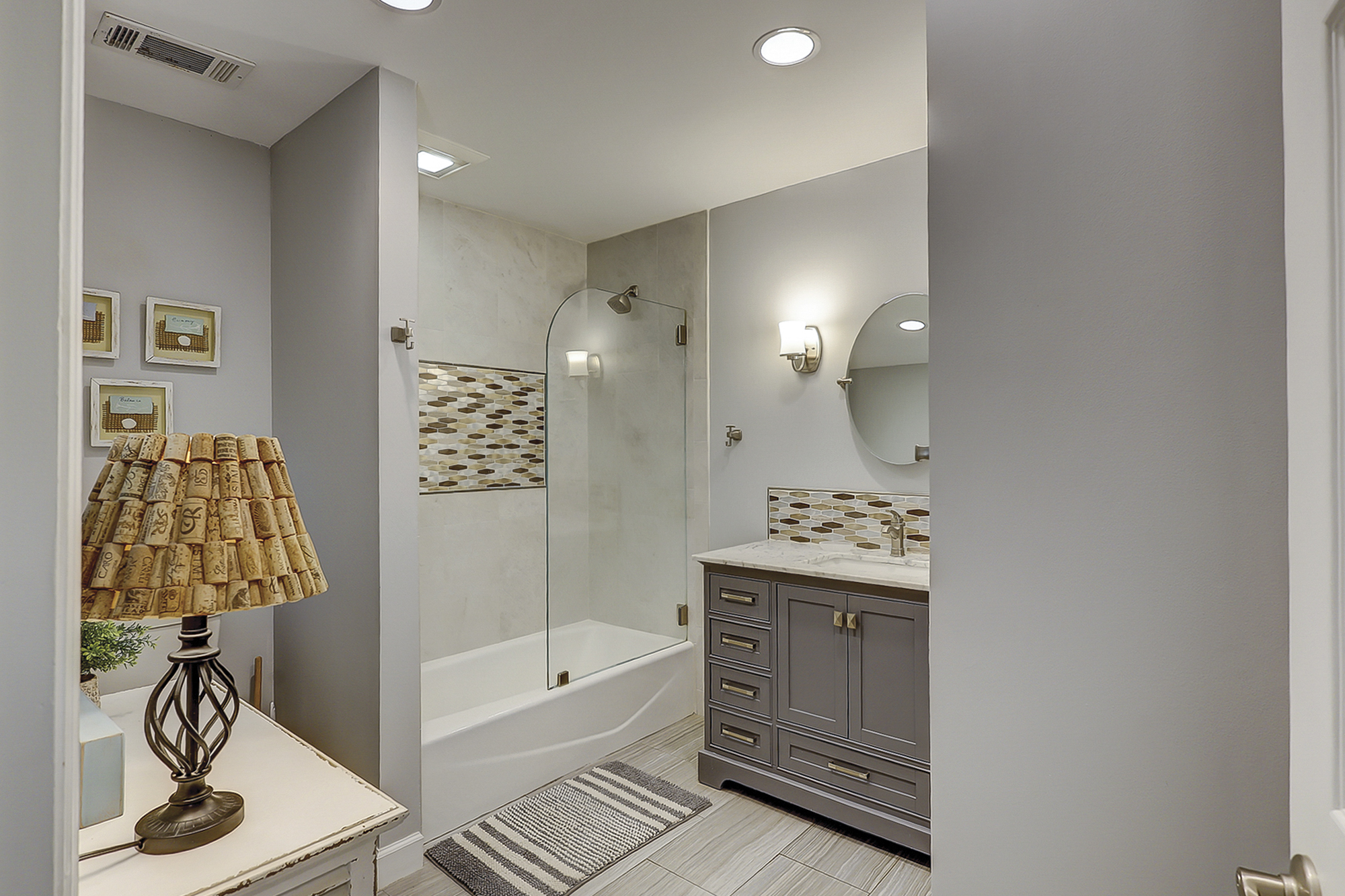 Guest Hall Full Bathroom between king and 2 twins