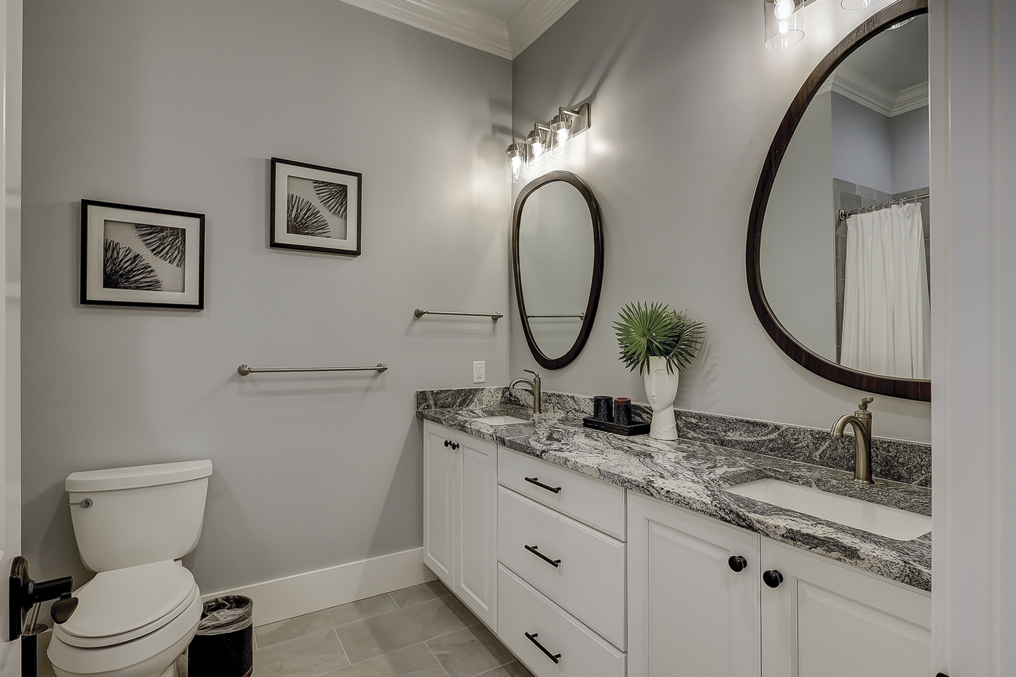 King Suite Full Bathroom