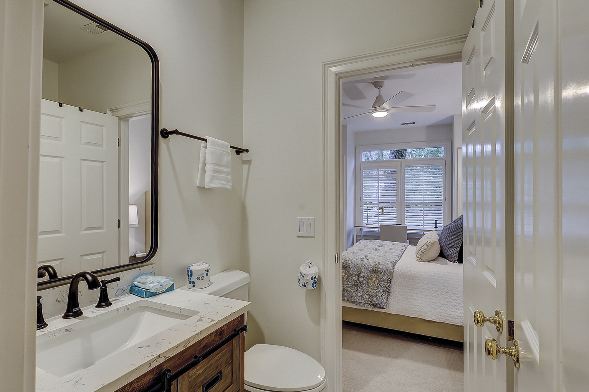 Queen Suite Full Bathroom
