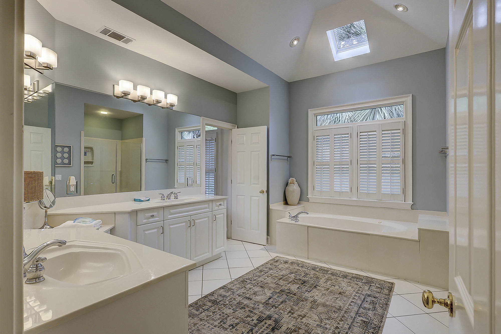King Suite Full Bathroom