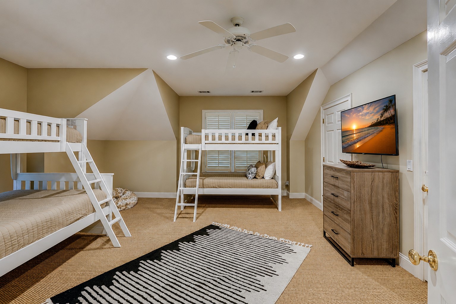 Bunk Bedroom 