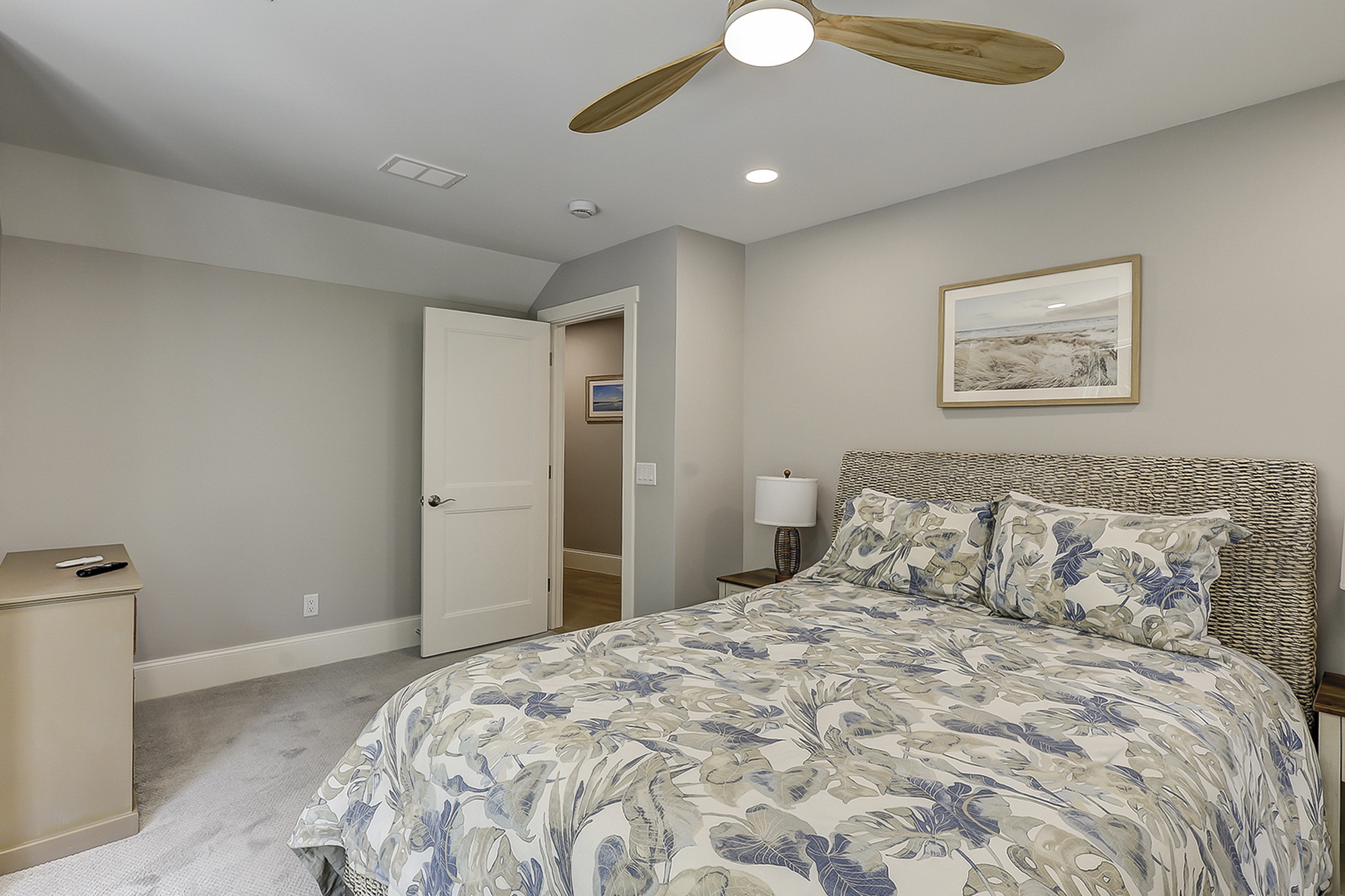 2nd Floor Queen Bedroom
