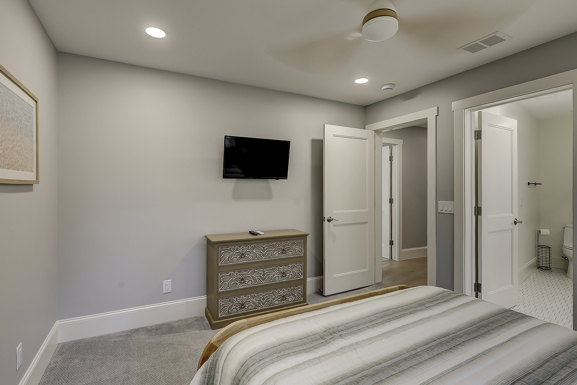 2nd Floor Queen Suite Bathroom