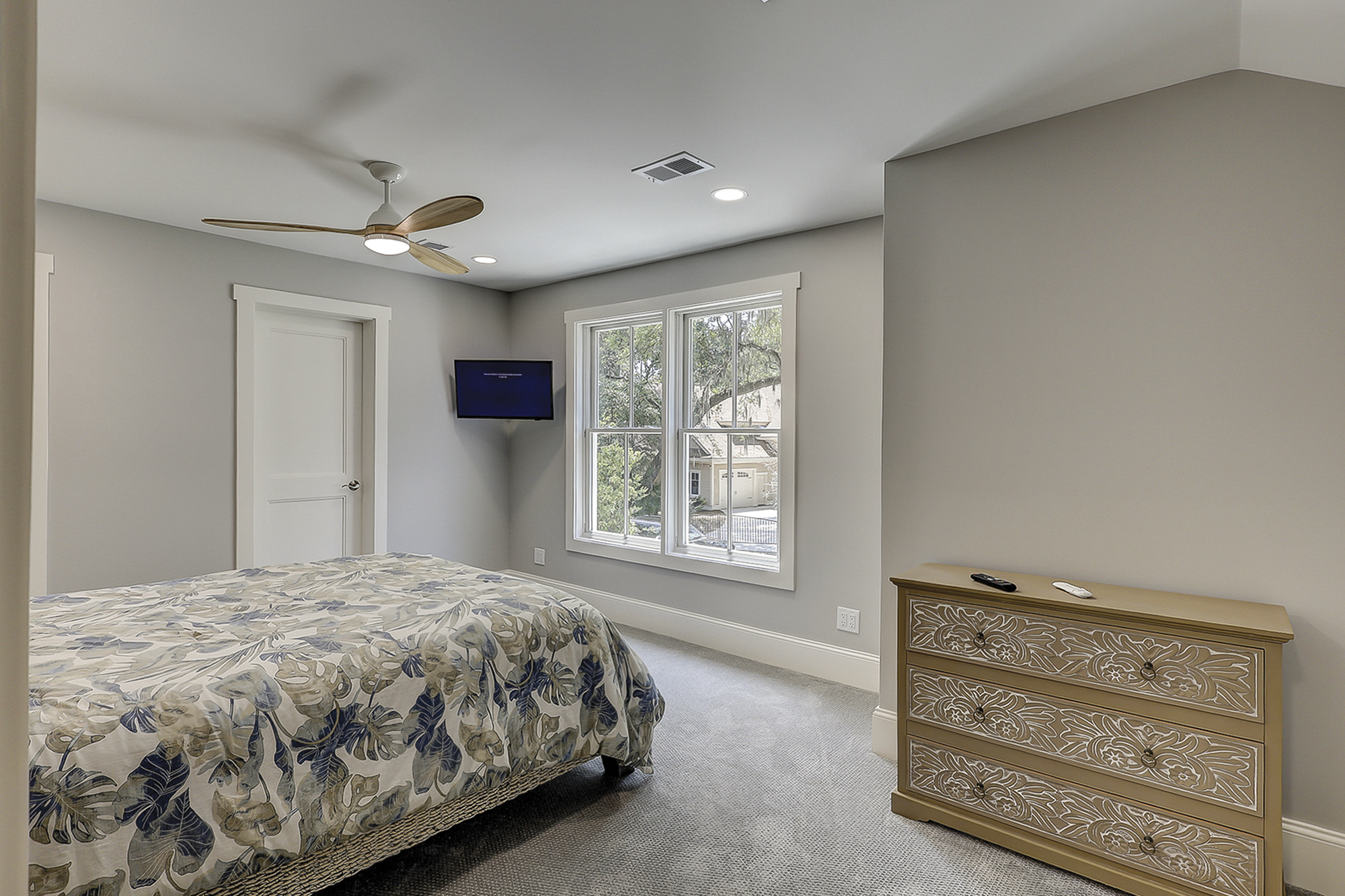 2nd Floor Queen Bedroom