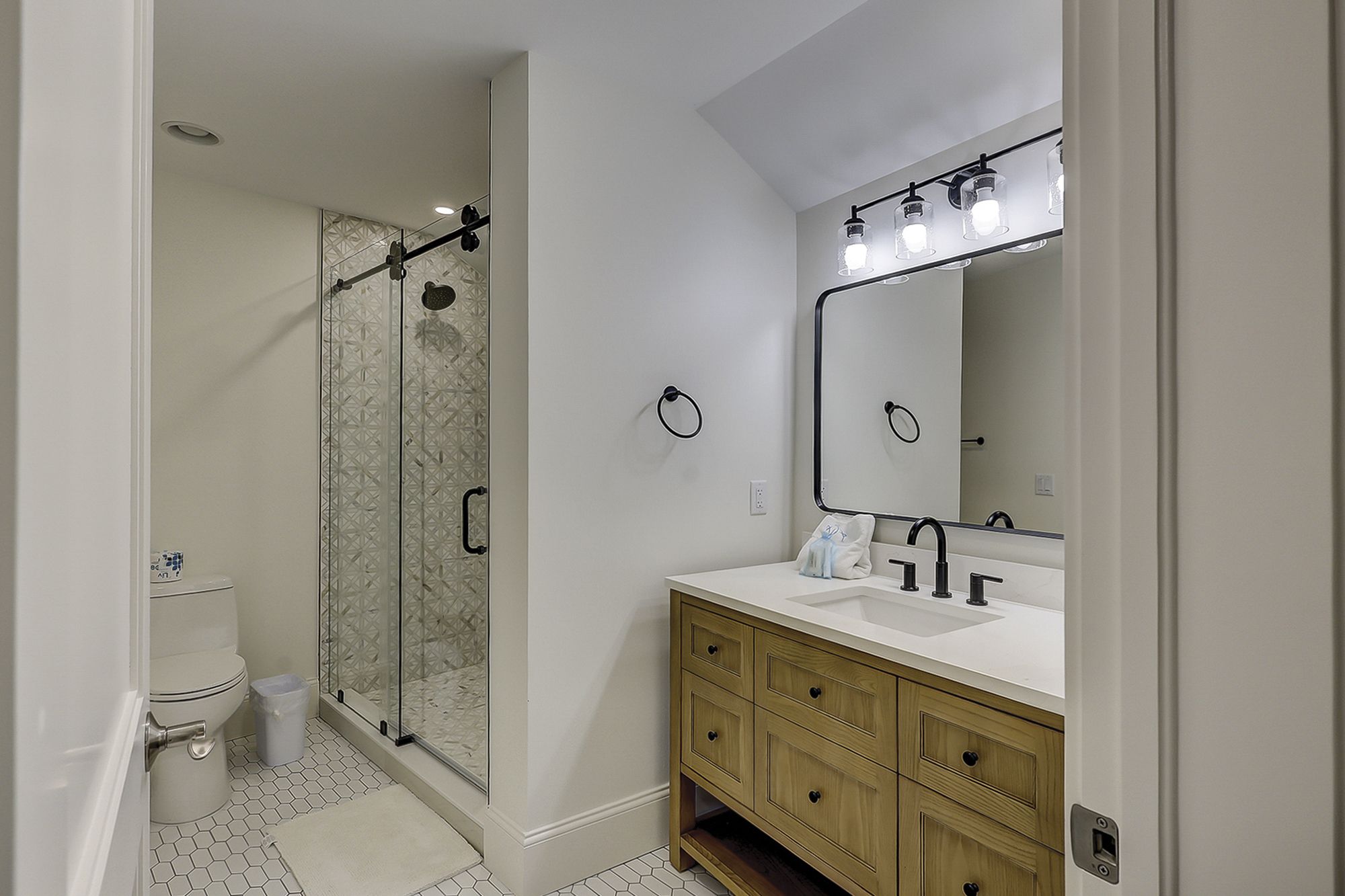 2nd Floor Queen Suite Bathroom