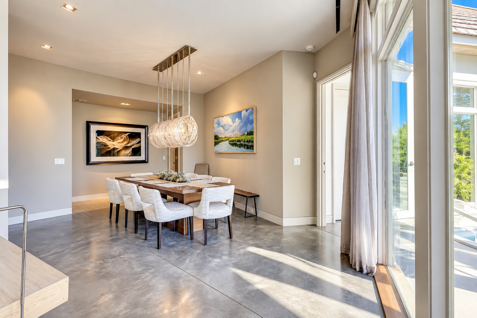 36 East Beach Lagoon - Dining Area