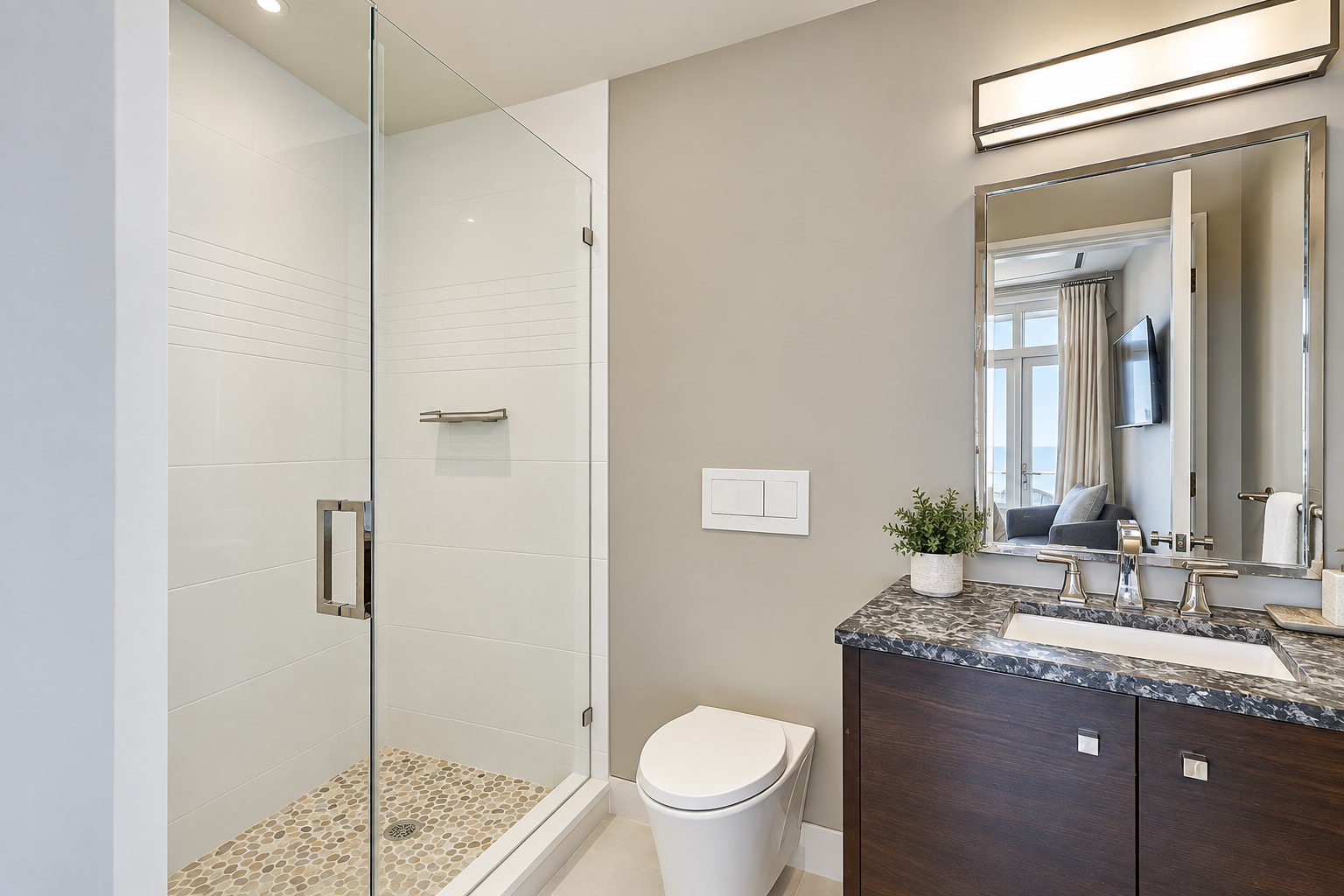 36 East Beach Lagoon - King Suite Full Bathroom