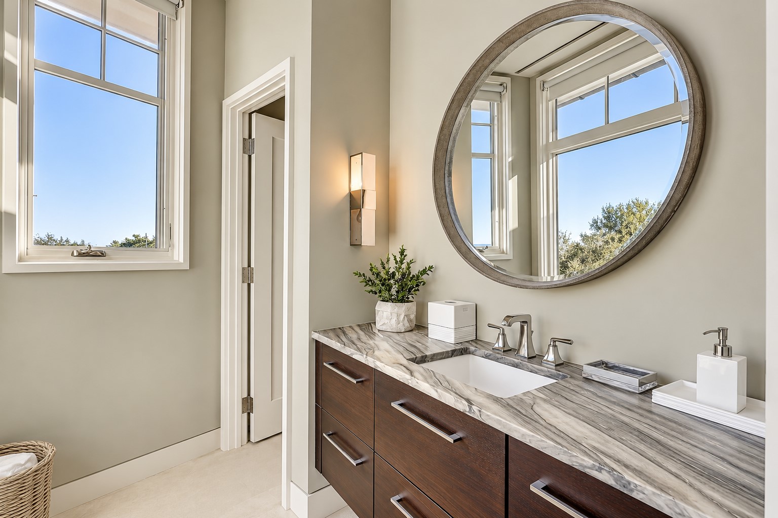36 E Beach Lagoon - Queen Suite Full Bathroom