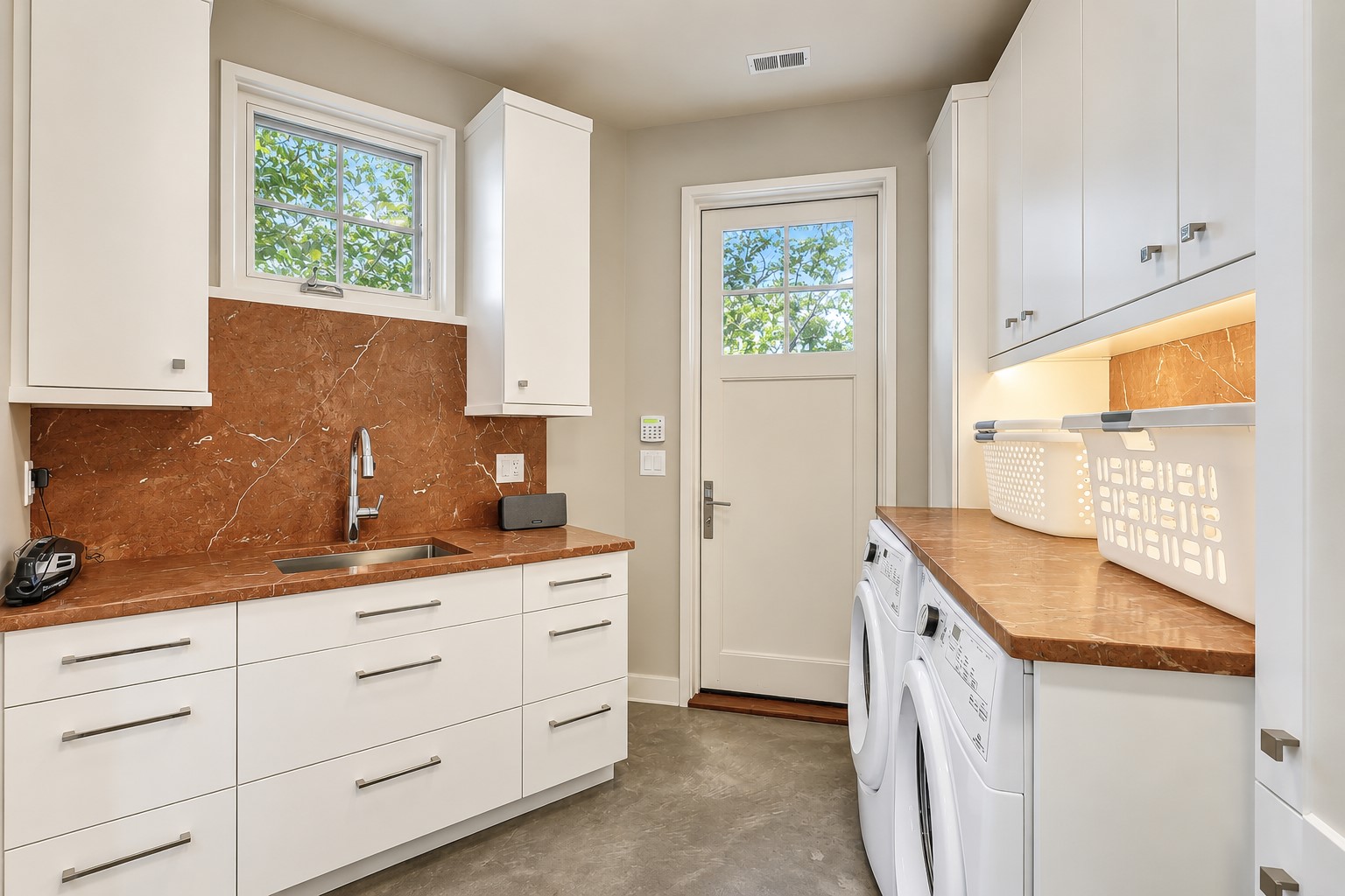 36 E Beach Lagoon - Laundry