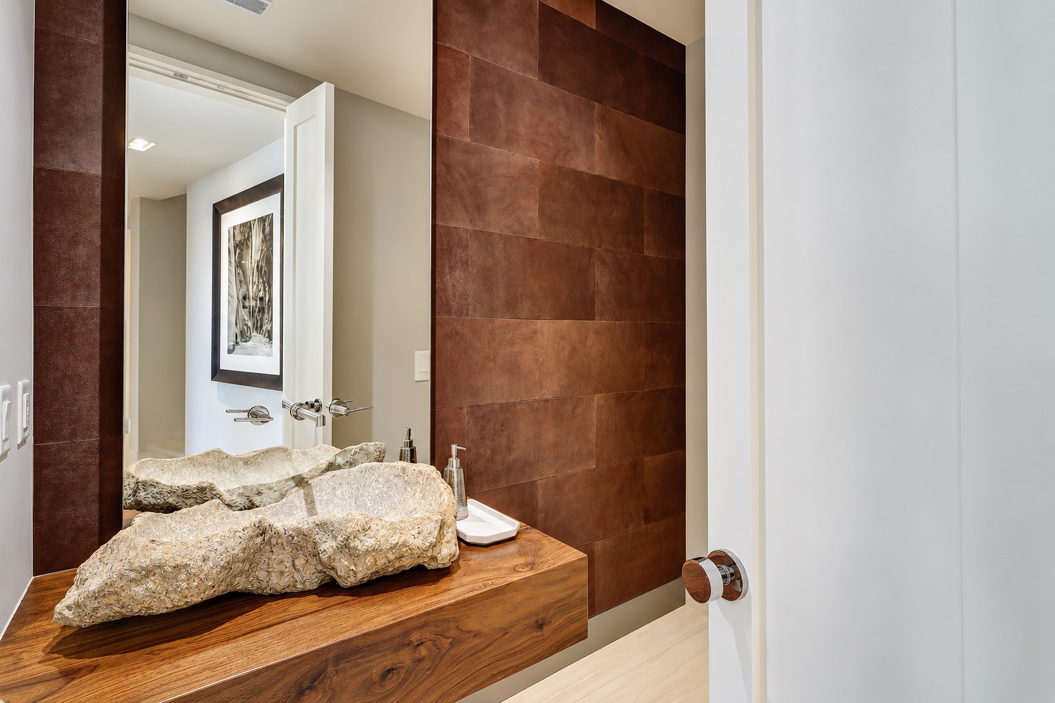 36 E Beach Lagoon - Powder Room