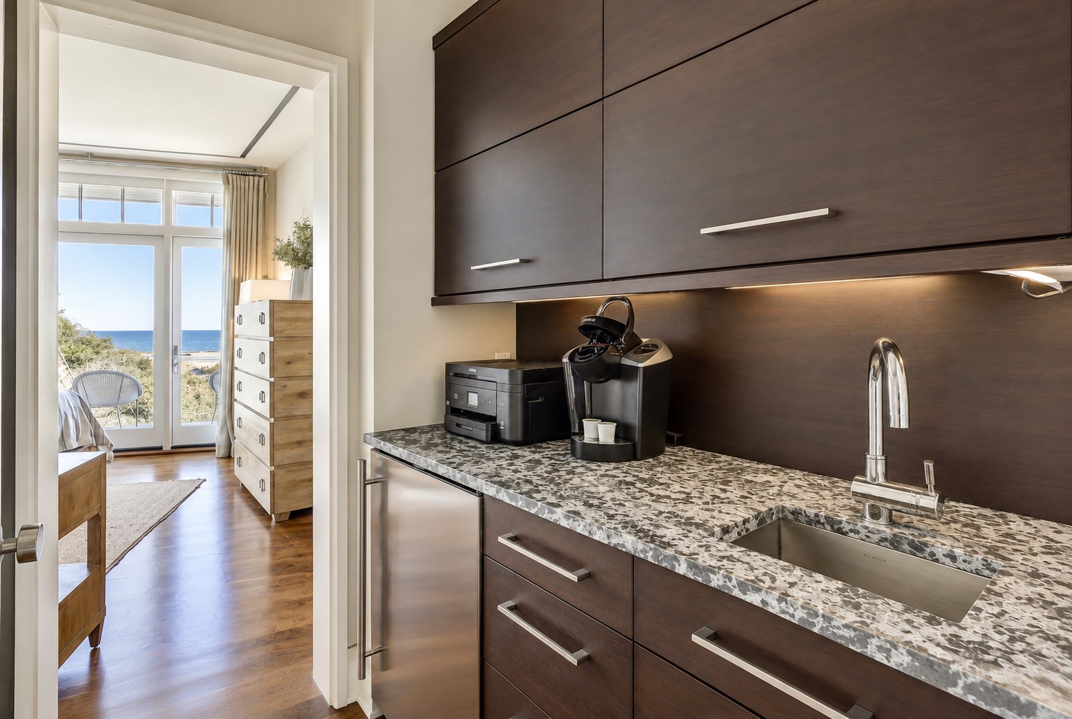 36 E Beach Lagoon - Wet Bar/Coffee Station