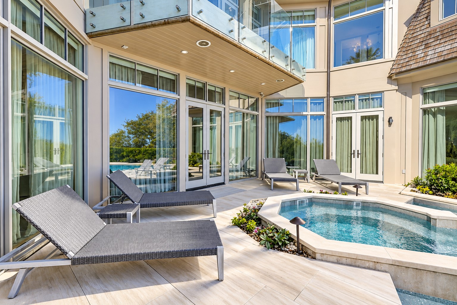 36 E Beach Lagoon - Pool Lounging Area & Spa