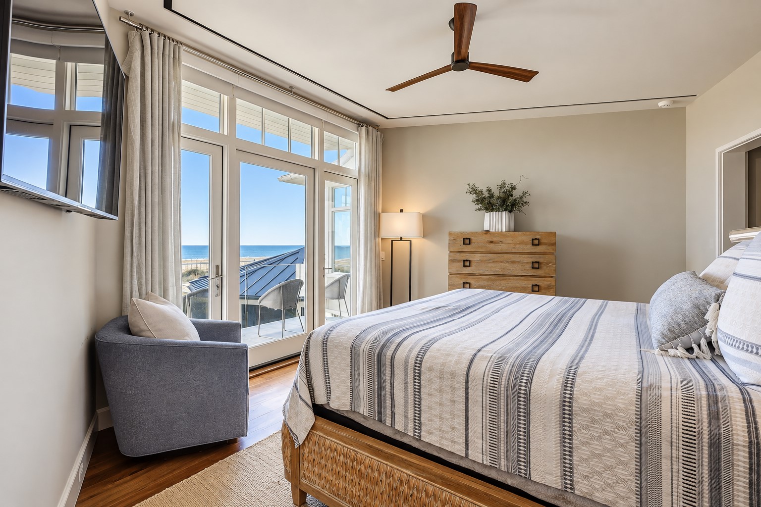 36 E Beach Lagoon - King Suite
