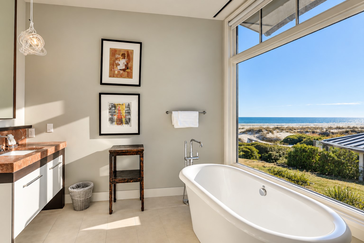 36 E Beach Lagoon - King Suite Full Bathroom