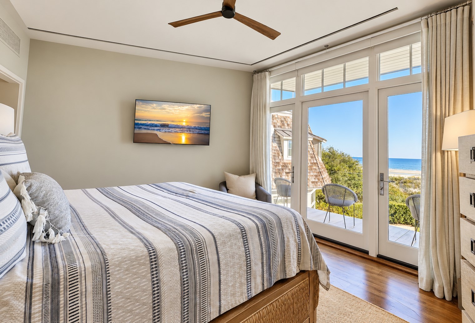 36 E Beach Lagoon - King Suite