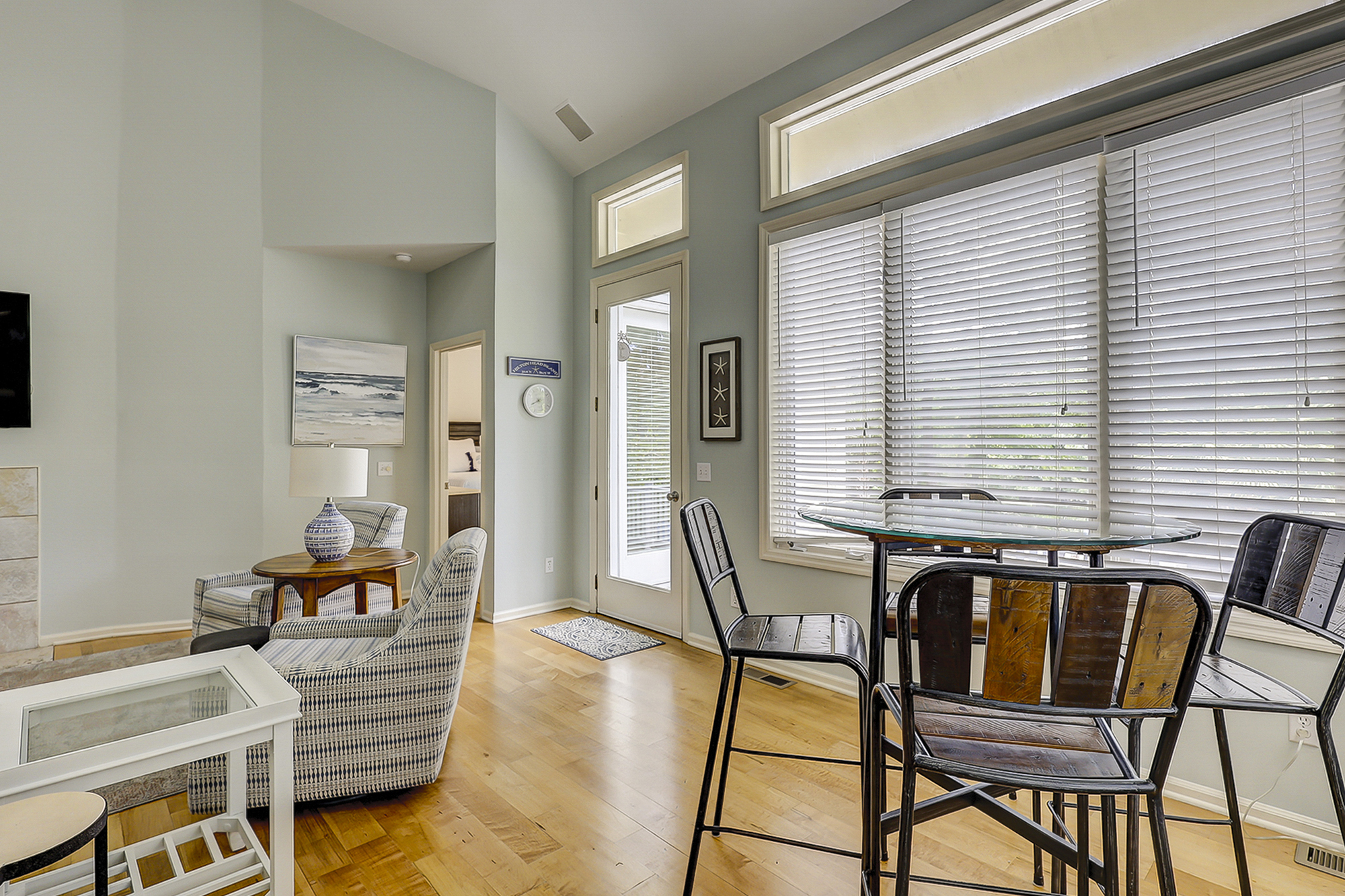 7 St. George | Photo 10