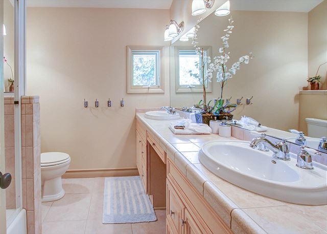 2nd Floor Guest Suite Full Bathroom