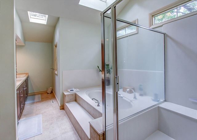 2nd Floor King Suite Full Bathroom