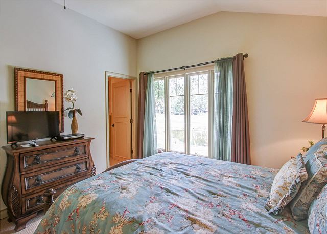 2nd Floor Queen Suite