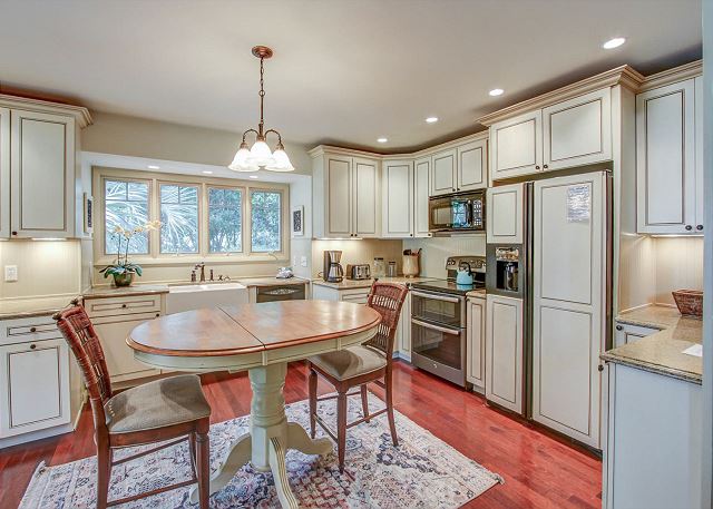 Kitchen w/ Breakfast Area