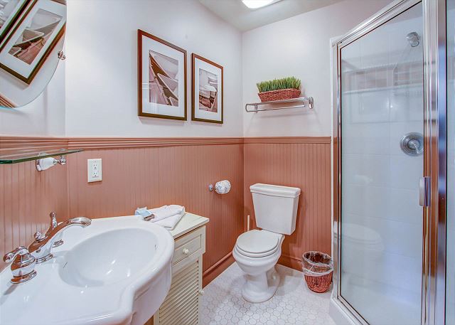 Guest Suite Full Bathroom