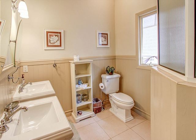 2nd Floor Queen Suite Full Bathroom
