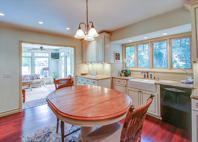Breakfast Area & Kitchen