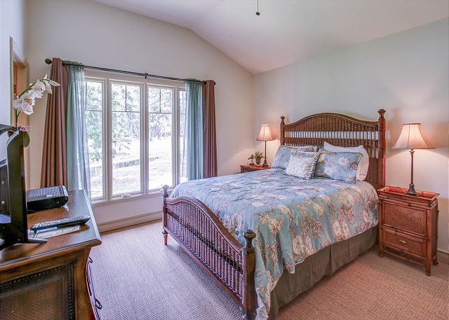 2nd Floor Queen Suite
