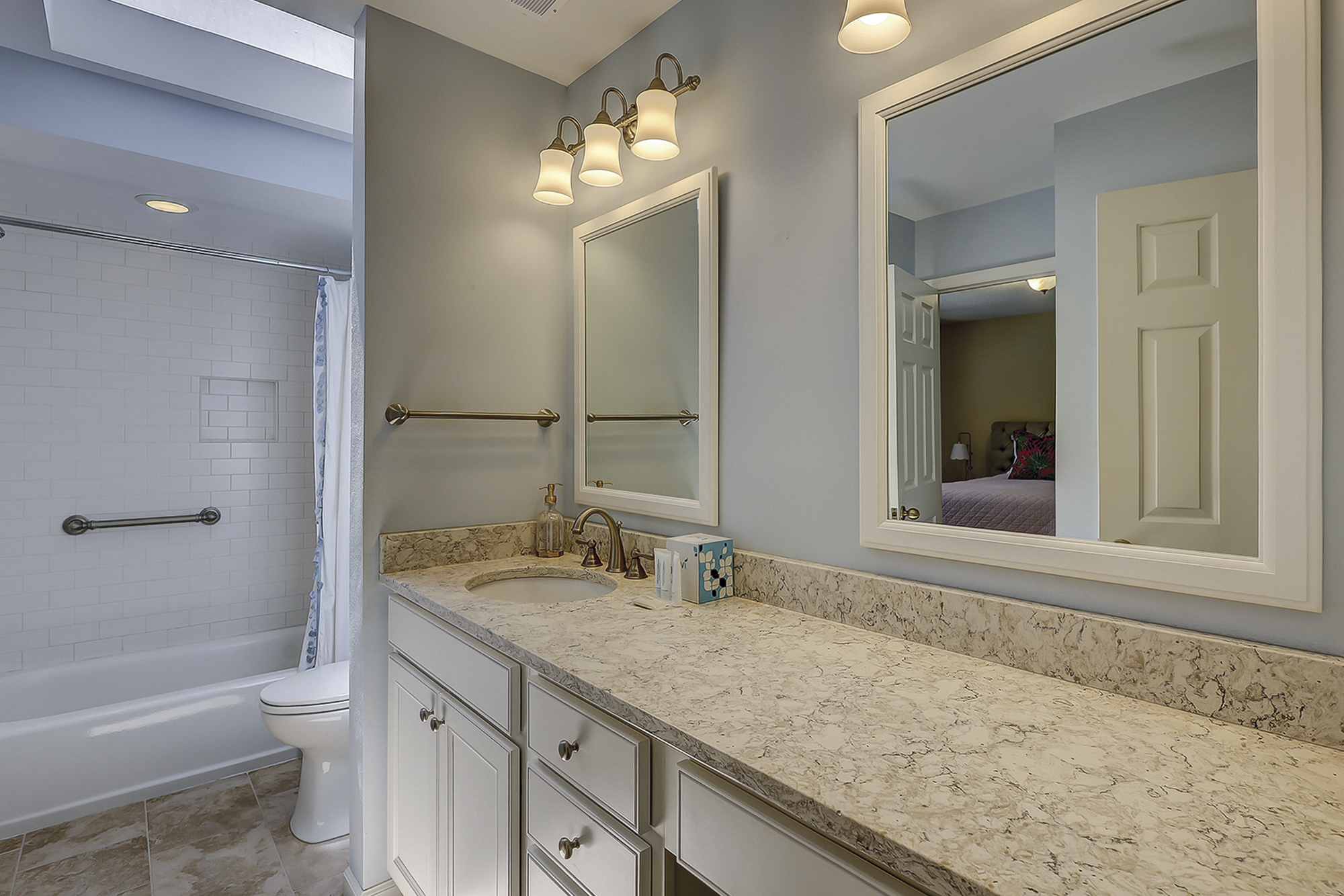 Queen Suite Full Bathroom