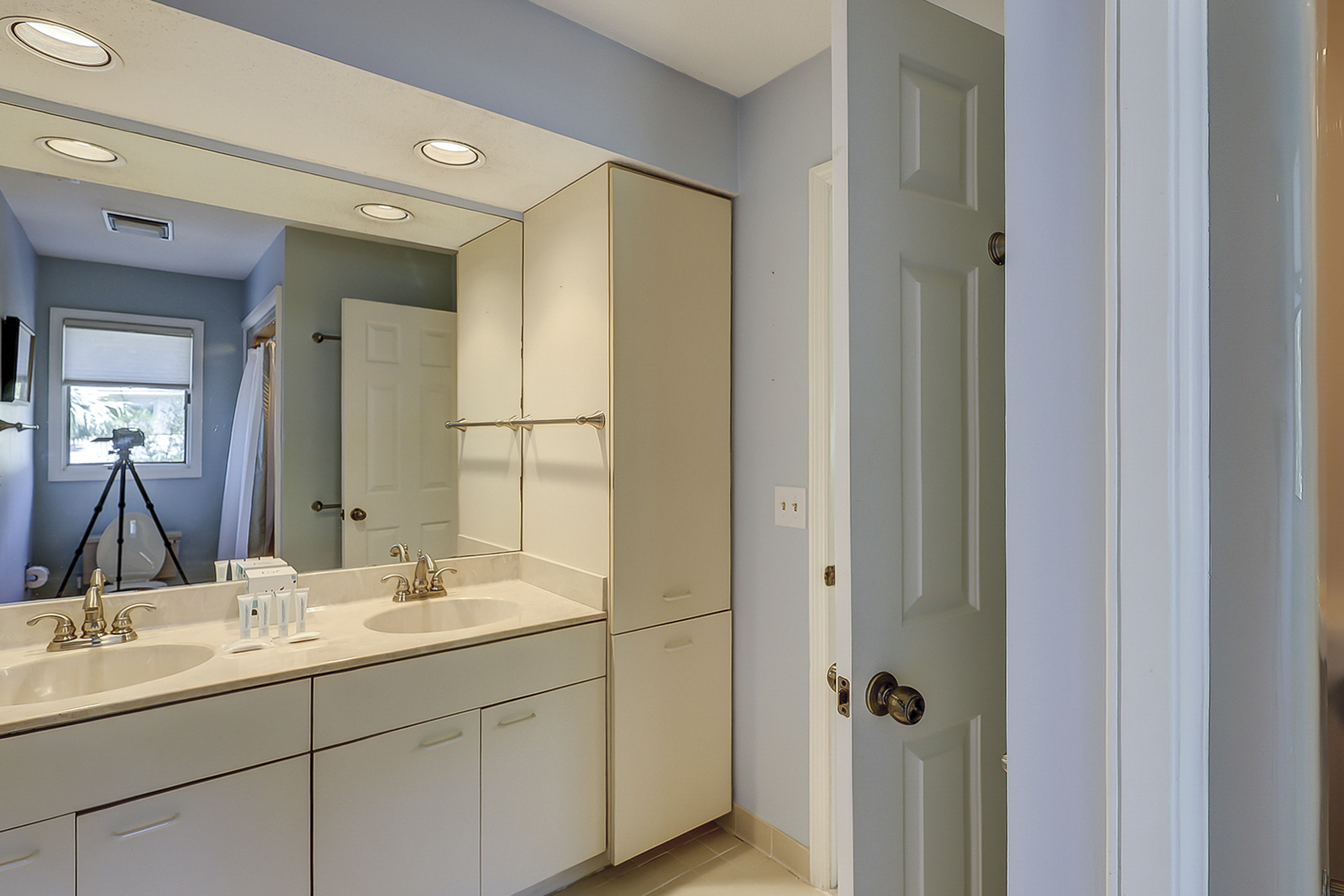 Guest Hall Full Bathroom