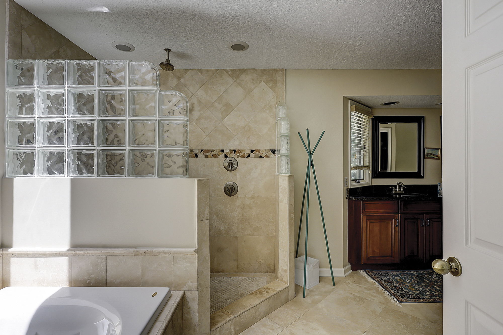 King Suite Full Bathroom