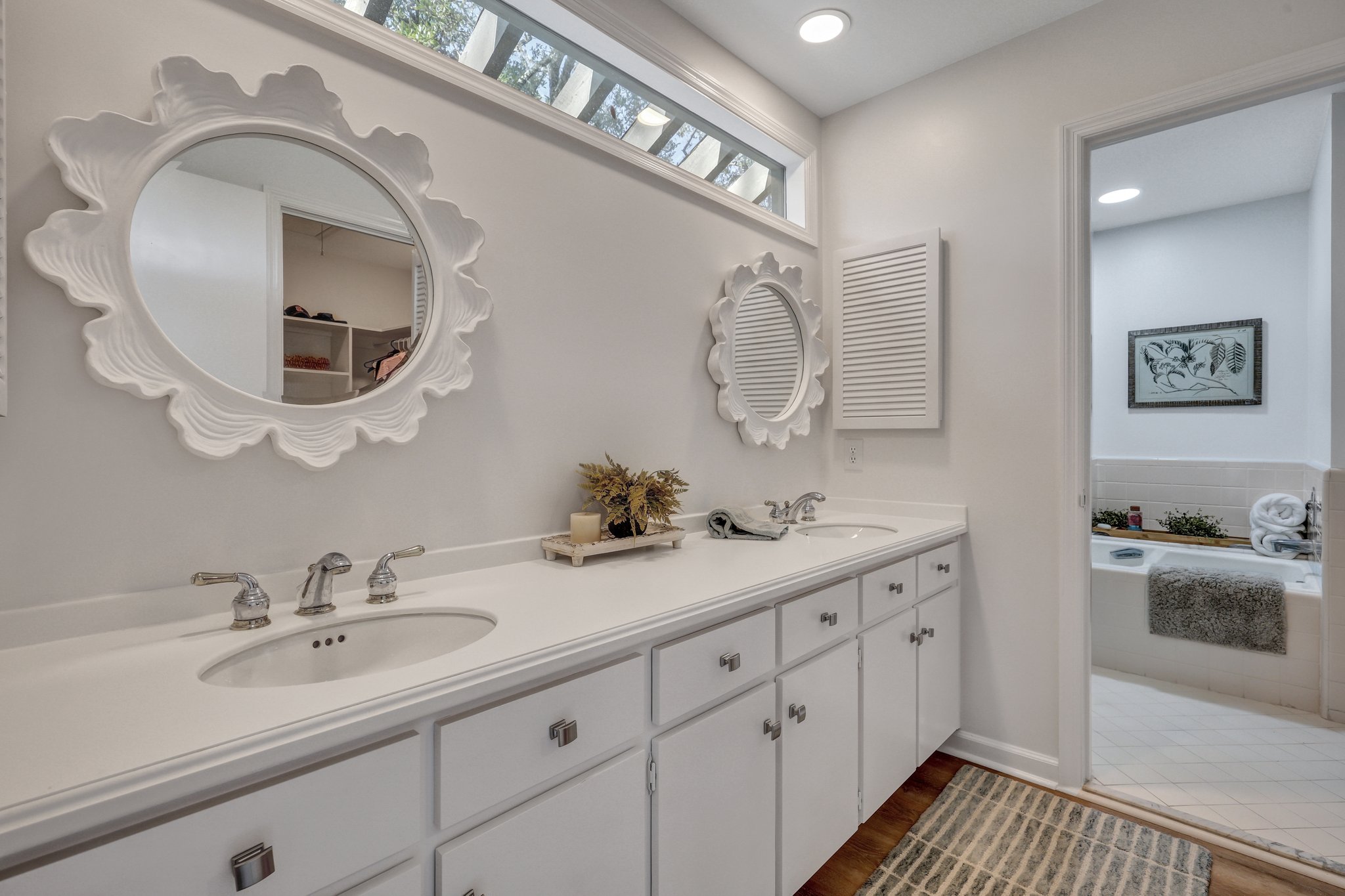 King Suite Full Bathroom