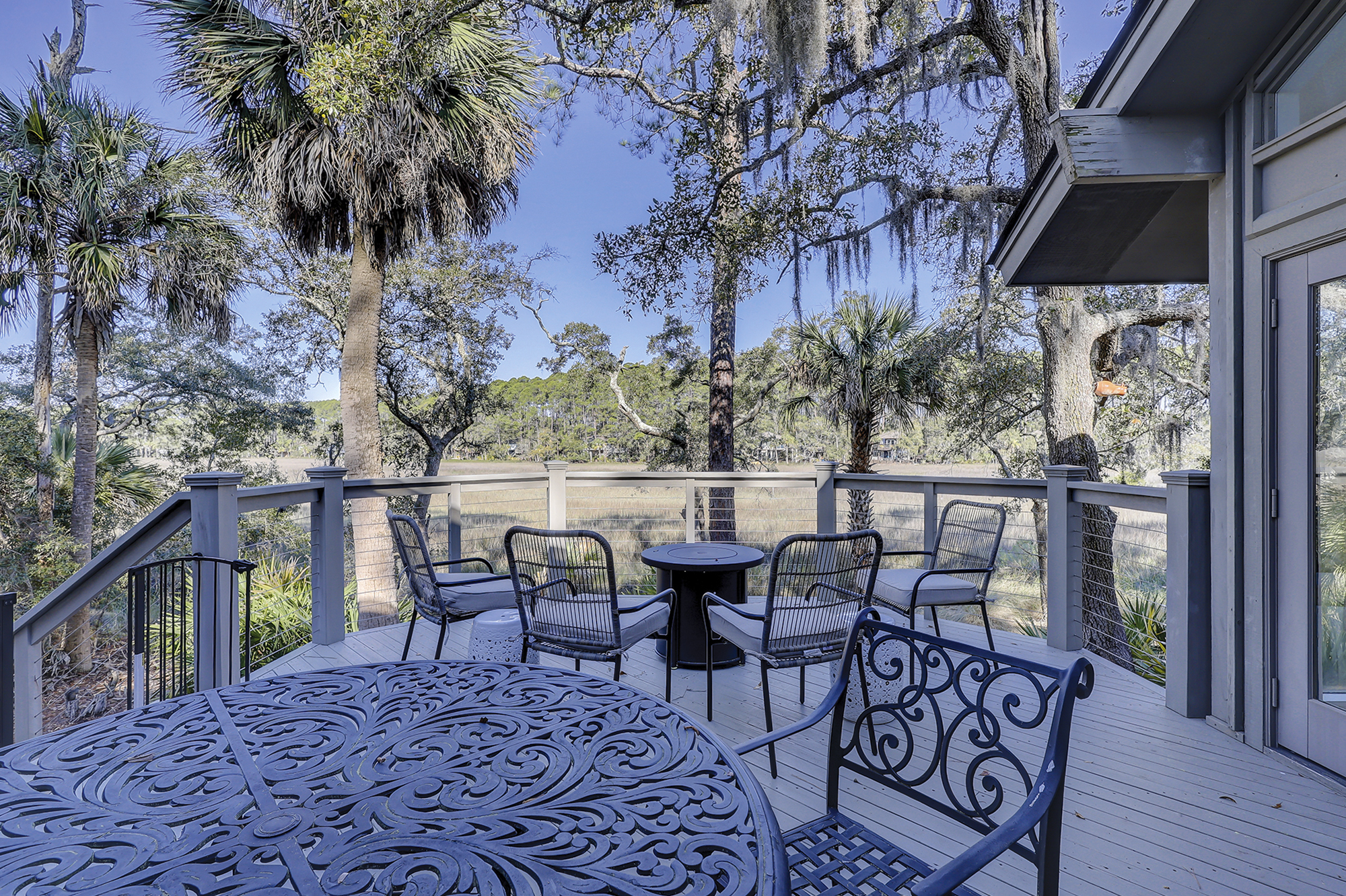 Outdoor Dining & Fire Table Area