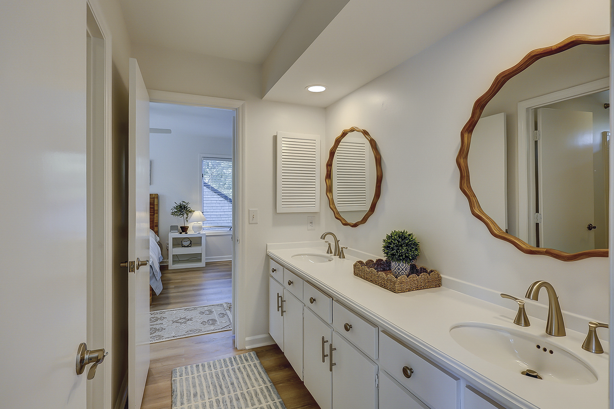 Jack and Jill Full Bathroom