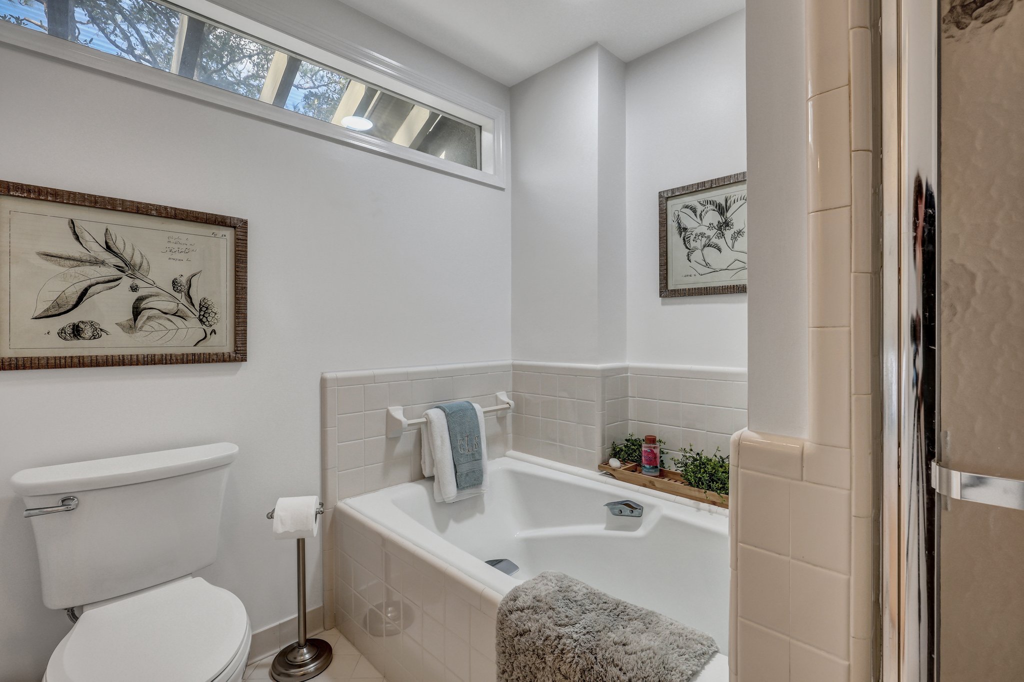 King Suite Full Bathroom