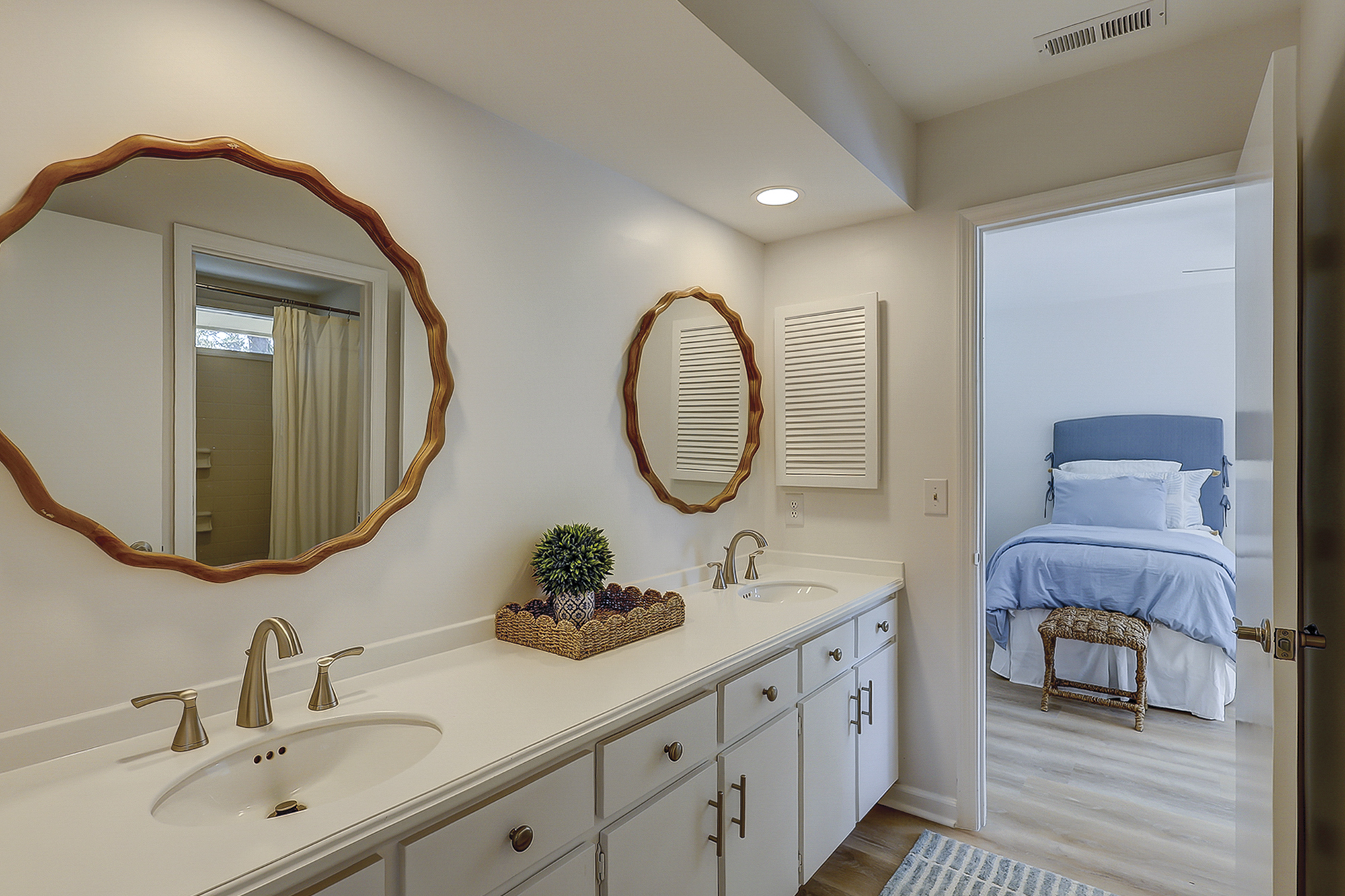 Jack and Jill Full Bathroom