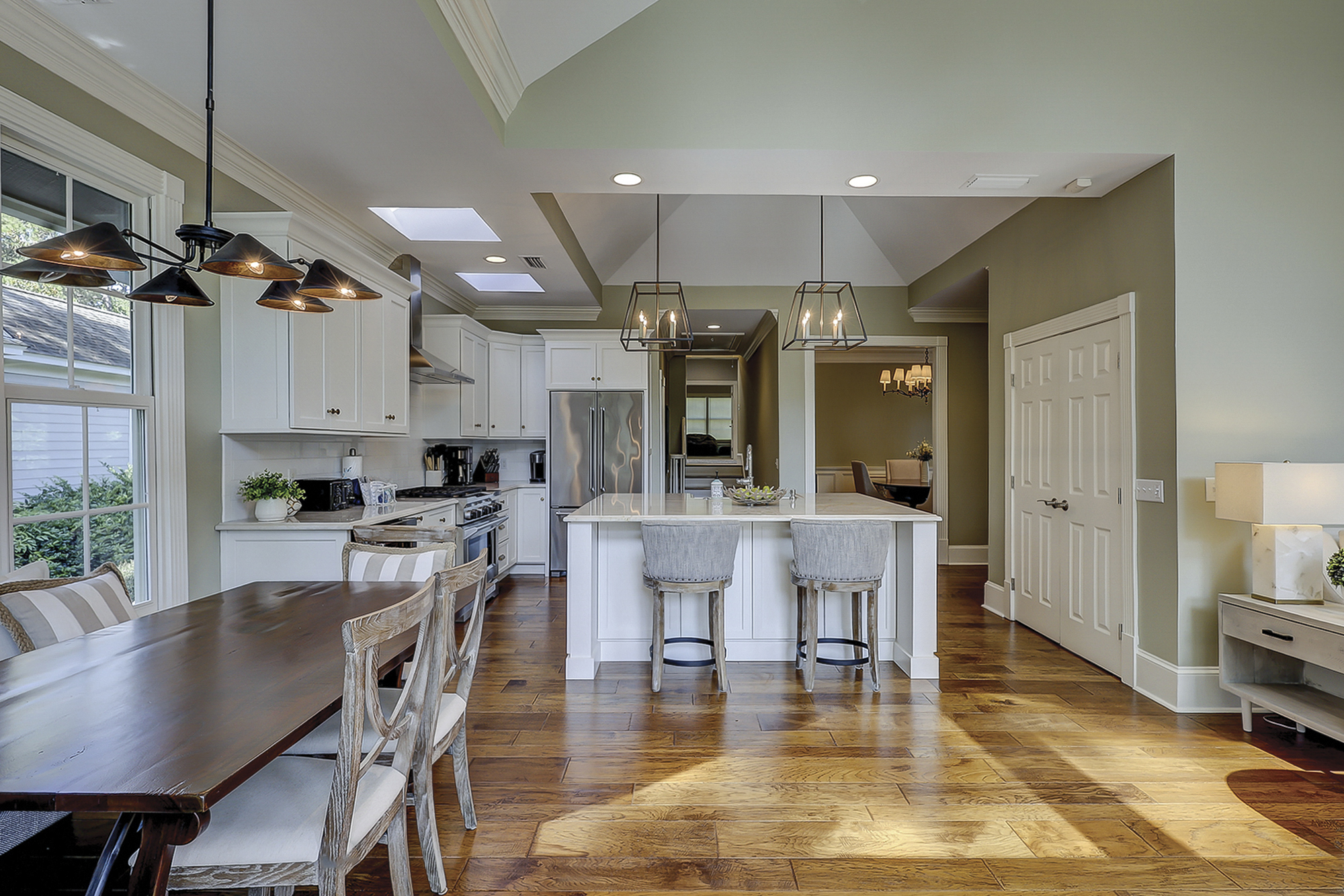 Breakfast Area & Kitchen
