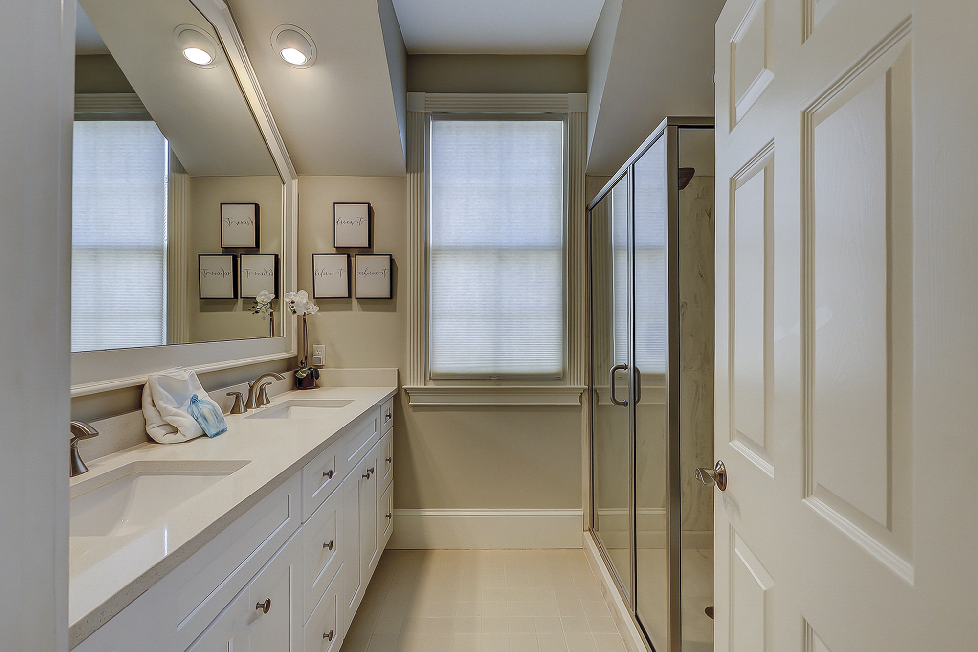 Queen/Bunk Suite Full Bathroom