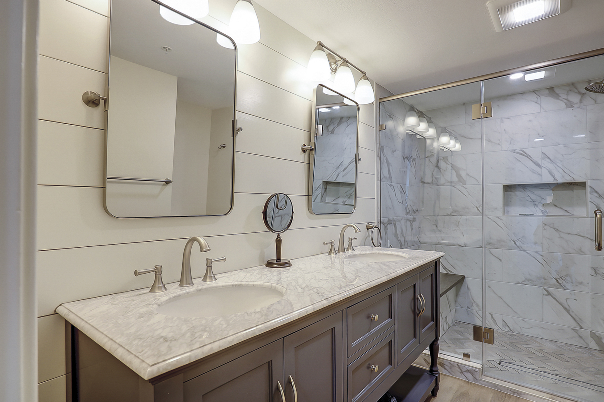 King Suite Full Bathroom