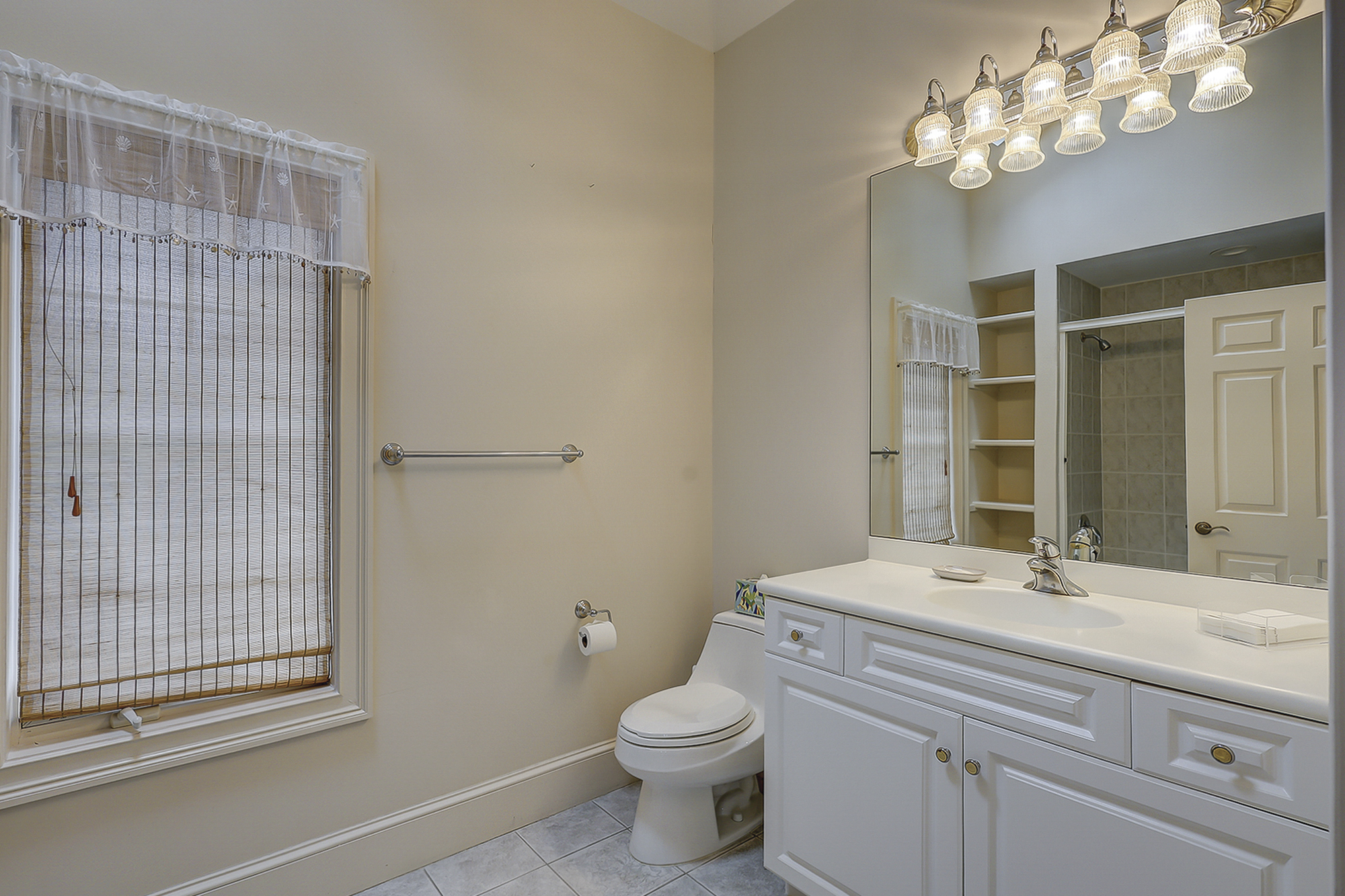 Guest Suite Full Bathroom