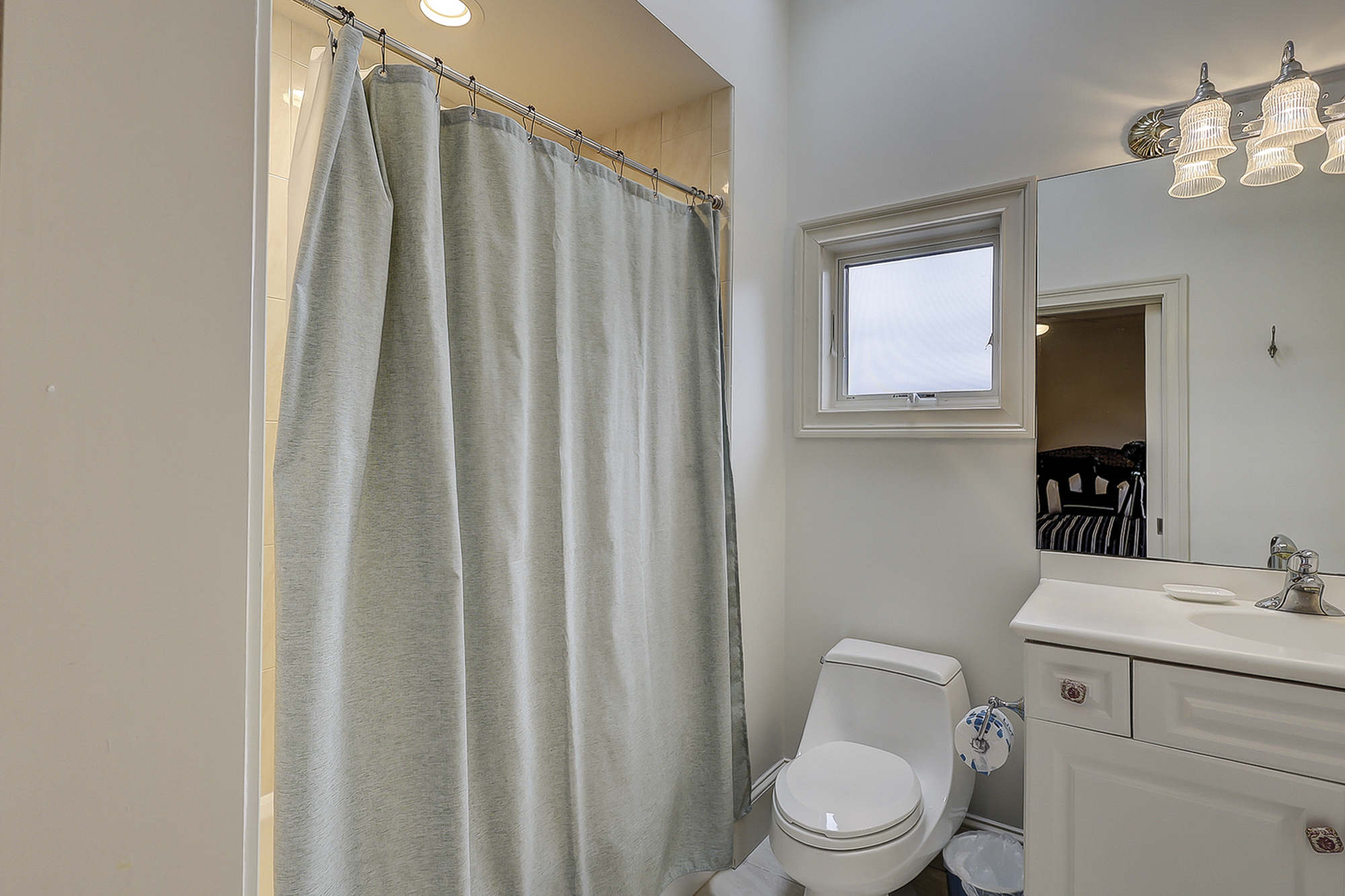 Queen Suite Full Bathroom