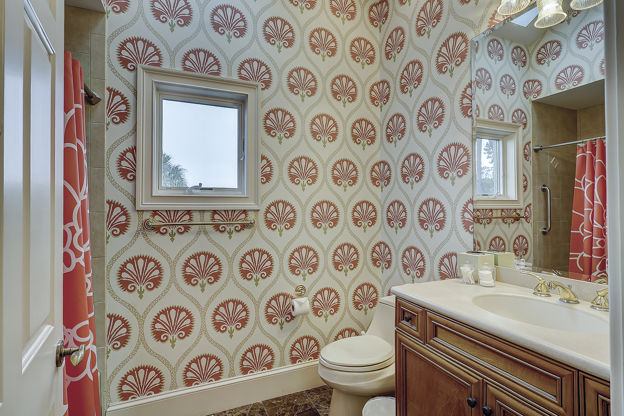 King Suite Full Bathroom